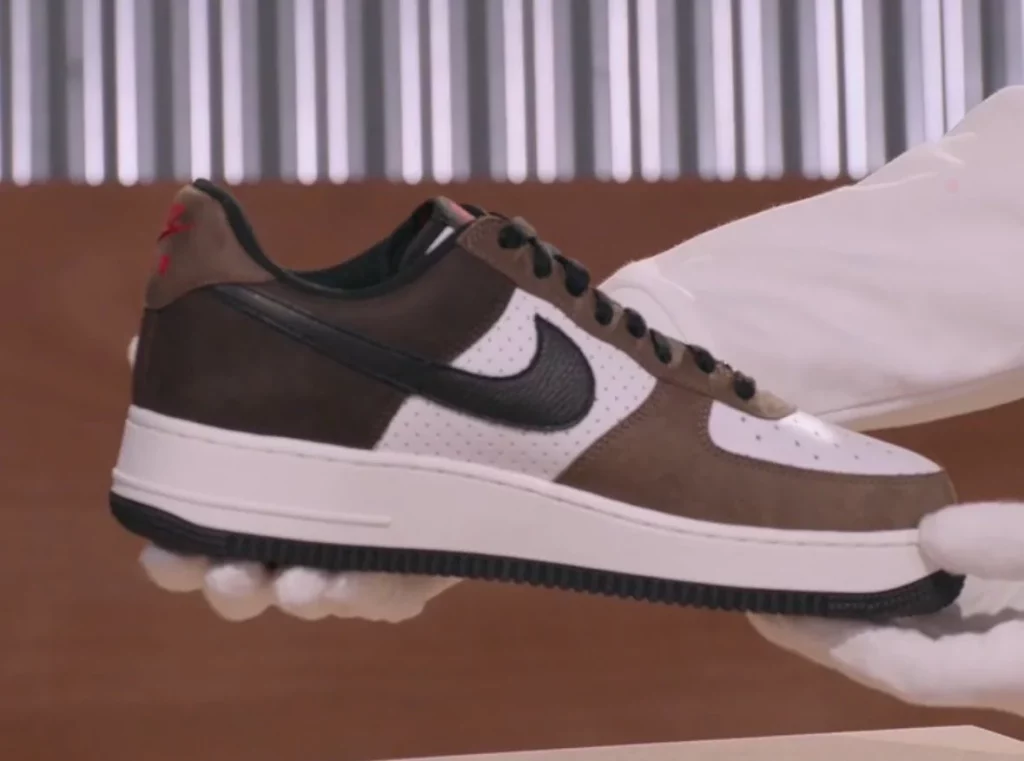 Nike Air Force 1 Escape in hand