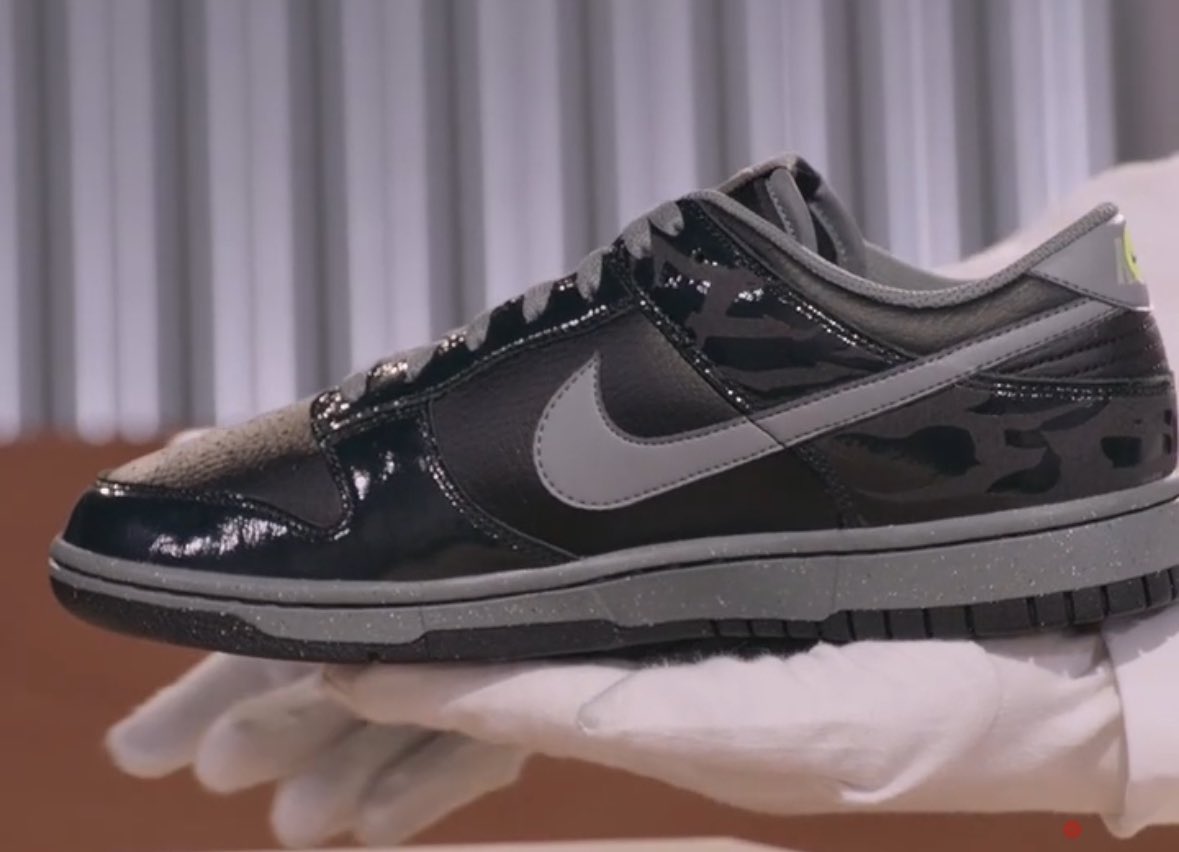 Dunk Low In hand
