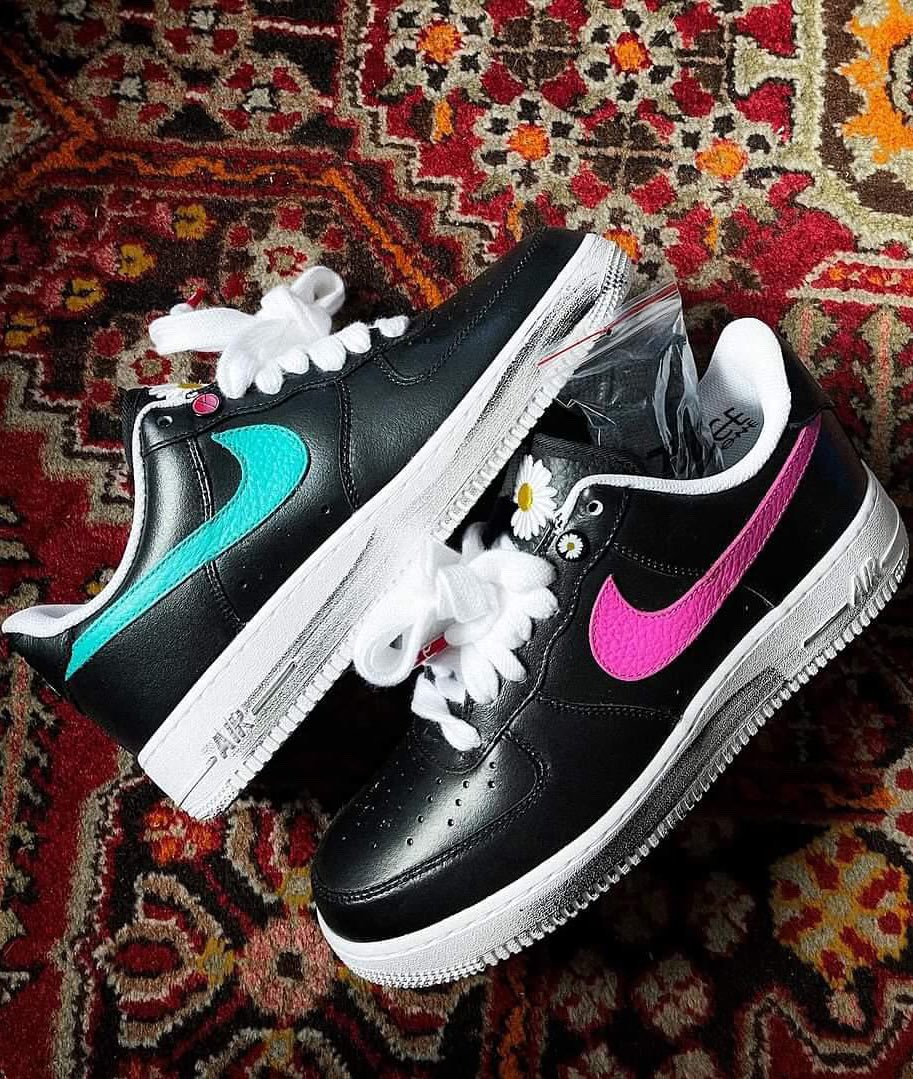 PEACEMINUSONE AF1 in hand