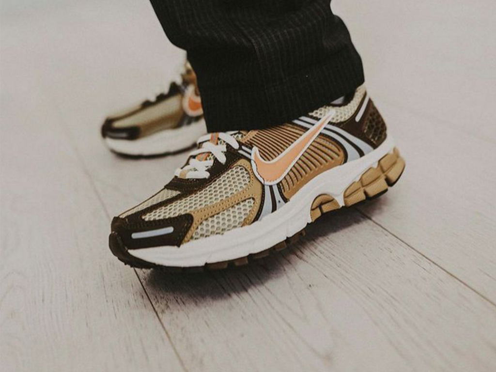 Nike Vomero 5 on foot Brown/cream
