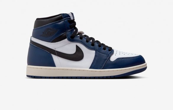 Air Jordan 1 Retro High OG Sneakers Midnight Navy Side